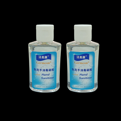 Familia que embala el gel inmediato del desinfectante de la mano con el anti-bacteriano del áloe que desinfecta el alcohol del 75%