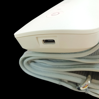 El CE superior del brazal de Digitaces del monitor portátil de la presión arterial marcó uso en el hogar diario