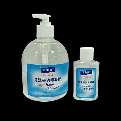 Familia que embala el gel inmediato del desinfectante de la mano con el anti-bacteriano del áloe que desinfecta el alcohol del 75%