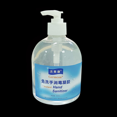 Familia que embala el gel inmediato del desinfectante de la mano con el anti-bacteriano del áloe que desinfecta el alcohol del 75%