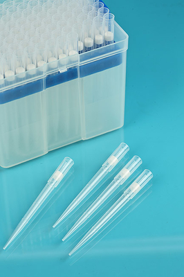 Extremidades disponibles claras de la micropipeta del laboratorio, extremidades de la pipeta 1250ul