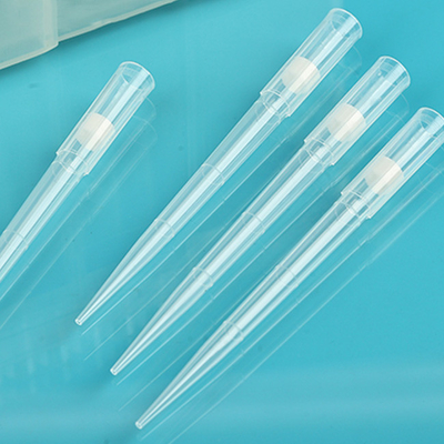 Extremidades disponibles claras de la micropipeta del laboratorio, extremidades de la pipeta 1250ul